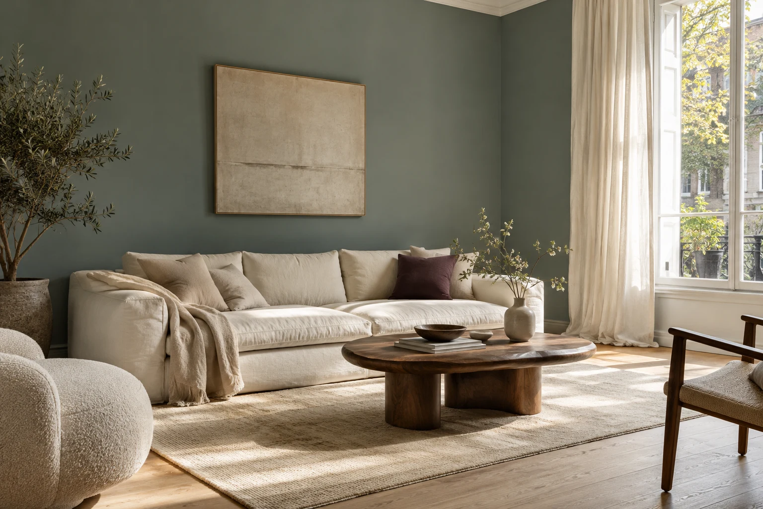 Inspiration : salon lumineux, mur vert sauge, canapé clair et matières naturelles